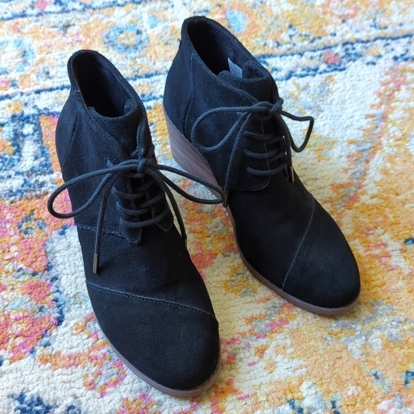 Toms Hyde Classic Suede Lace Up Stacked Wooden Wedge Ankle Booties Black 6 - Picture 1 of 16